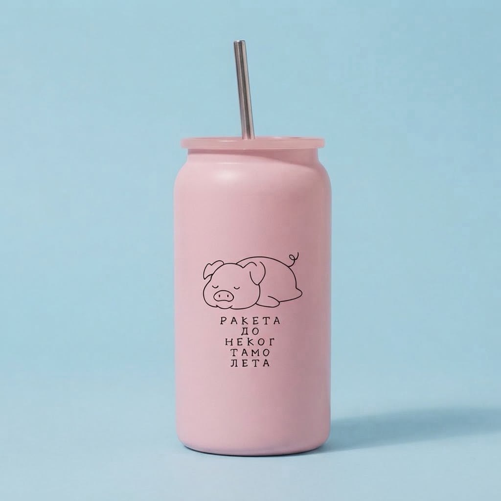 Roze limenka sa slamčicom, crtežom prasića i natpisom Raketa do nekog tamo leta